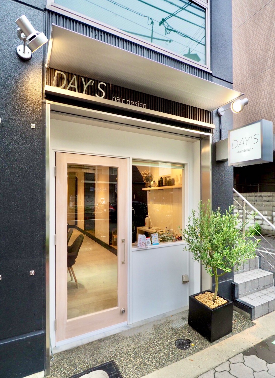 外観。外装デザイン。DAY’S完成施工写真。大阪の美容室